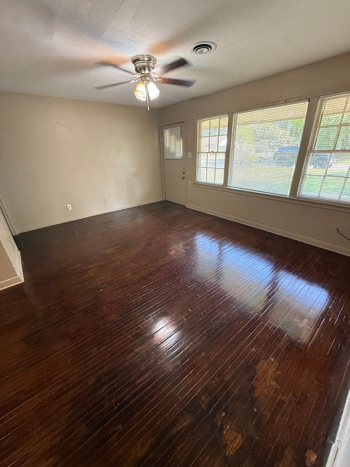 2450 N Lynwood Dr - Photo 2 of 11