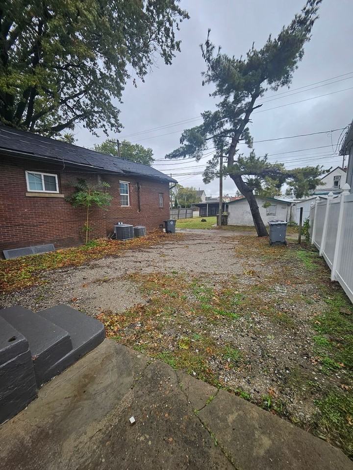 817 W Franklin St - Photo 2 of 31