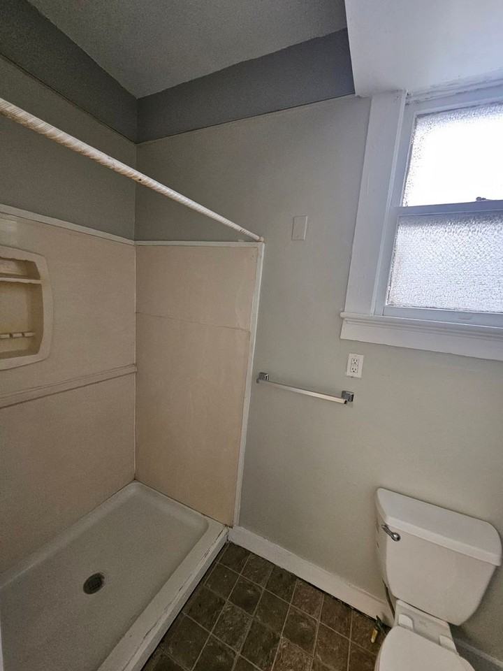 817 W Franklin St - Photo 6 of 31