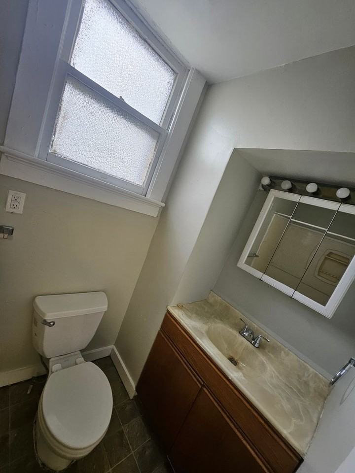 817 W Franklin St - Photo 7 of 31