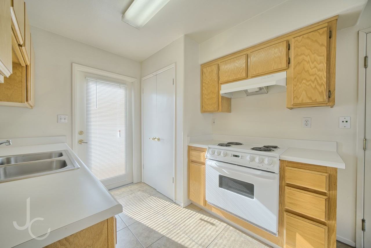 1213 Reddick Ln - Photo 3 of 7