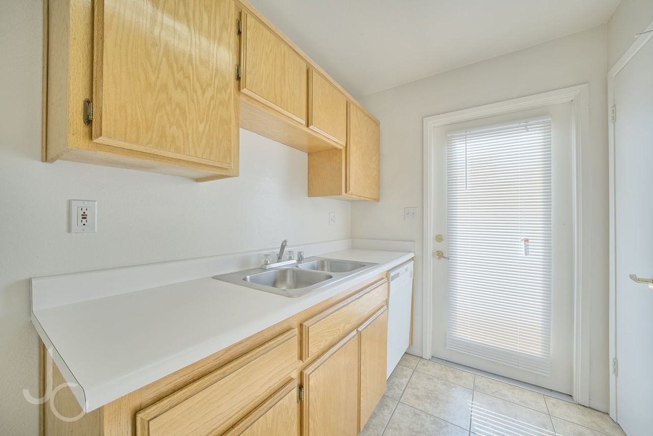8119 Whitewater Dr - Photo 3 of 12