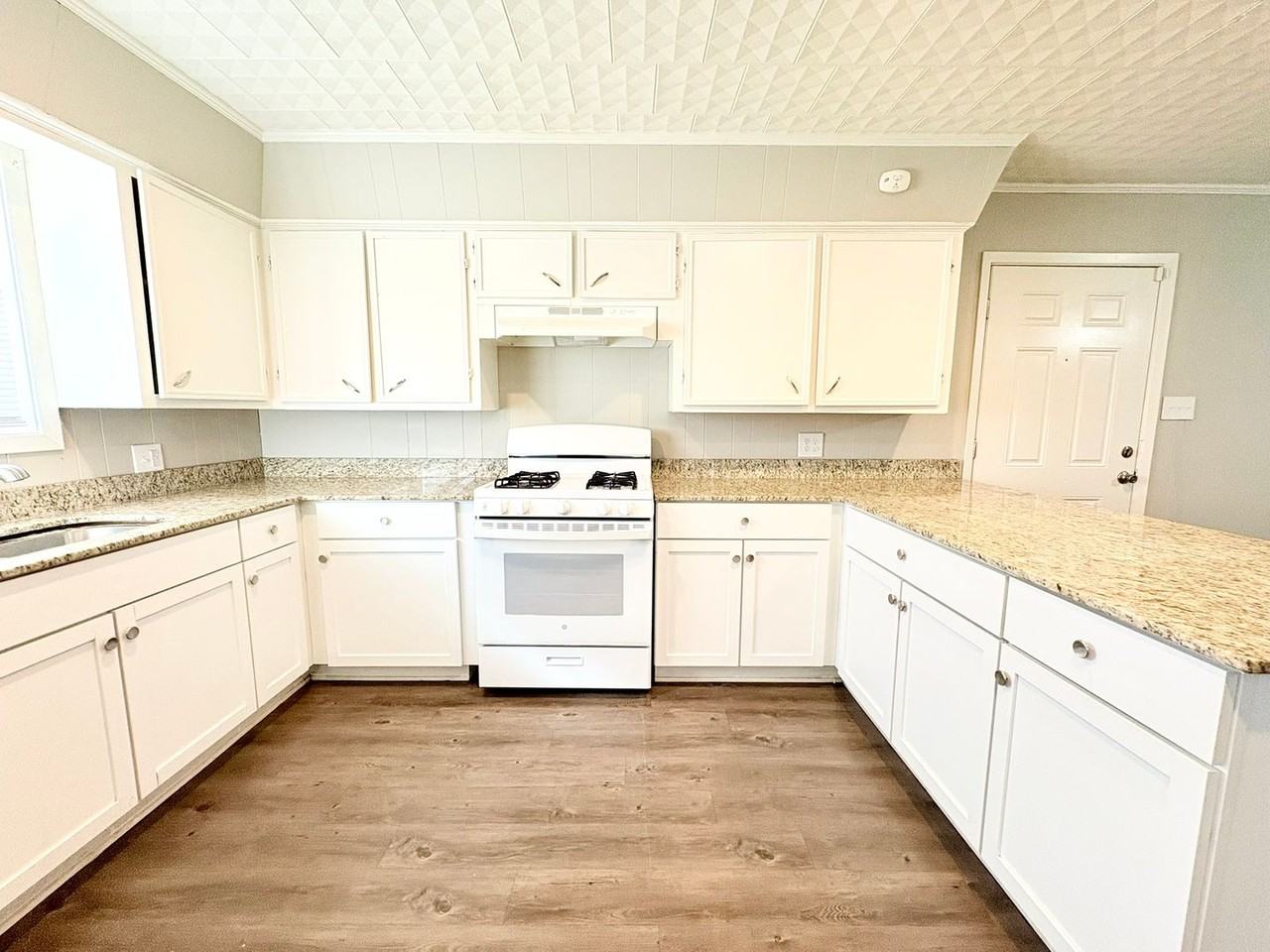 1115 Stutes St - Photo 5 of 14