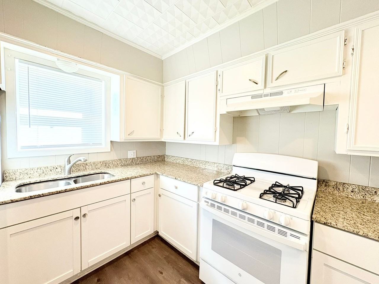 1115 Stutes St - Photo 6 of 14