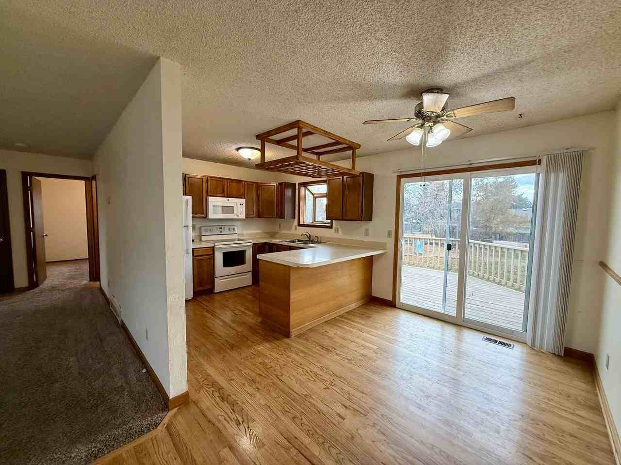 902 Bayberry Dr - Photo 4 of 29