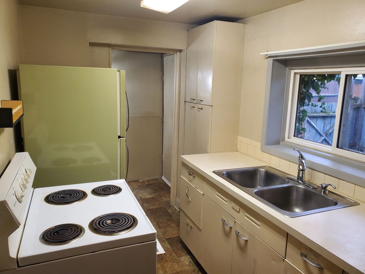 711 N Lindeke St - Photo 4 of 15