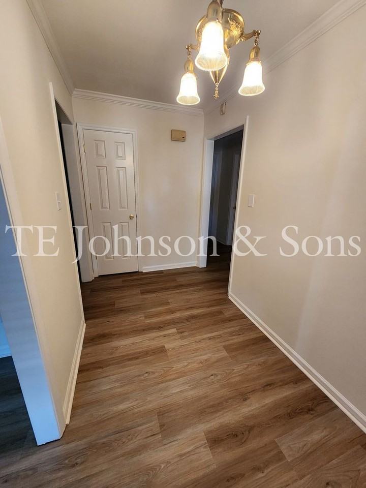 2352 Silas Creek Parkway - Photo 3 of 47