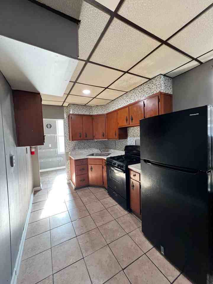 940 Muhlenberg St - Photo 2 of 12