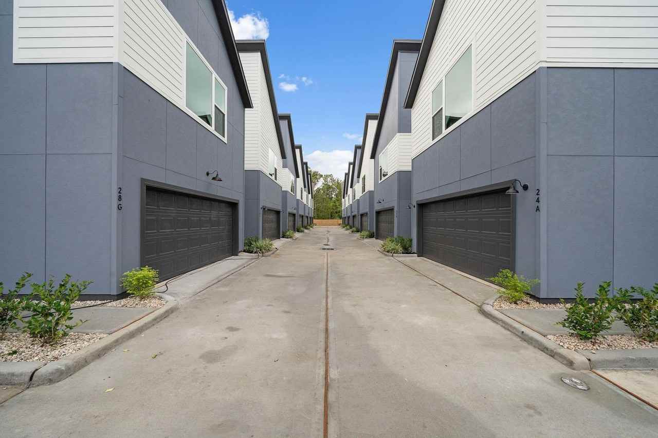 24 Bucan St - Photo 3 of 26