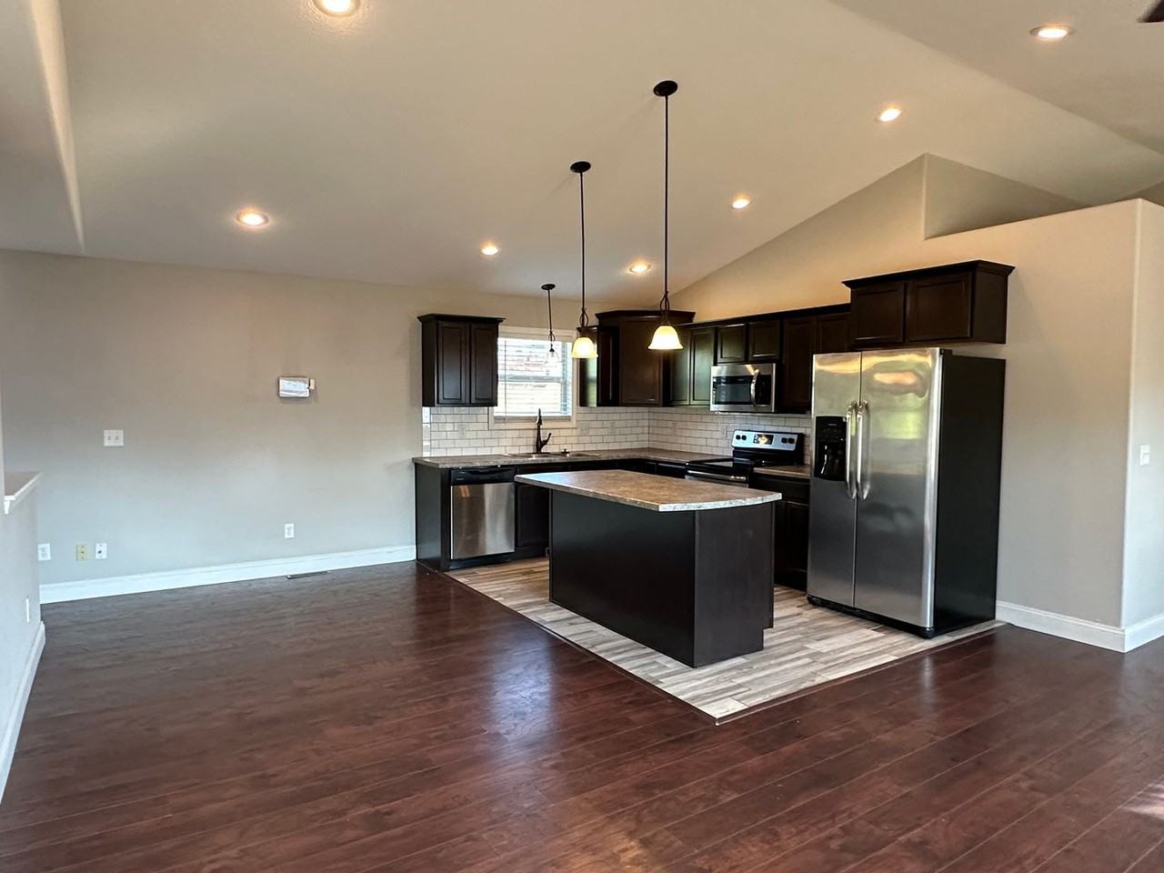 100 Kennedy Ct - Photo 5 of 32