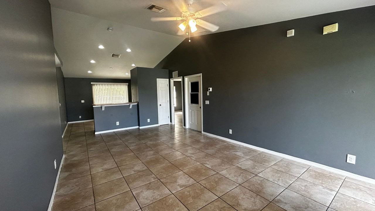 402 Banfield Pl - Photo 3 of 17