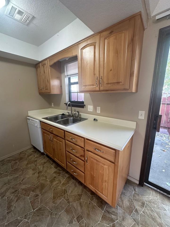 1107 S Saint Louis Ave - Photo 2 of 12