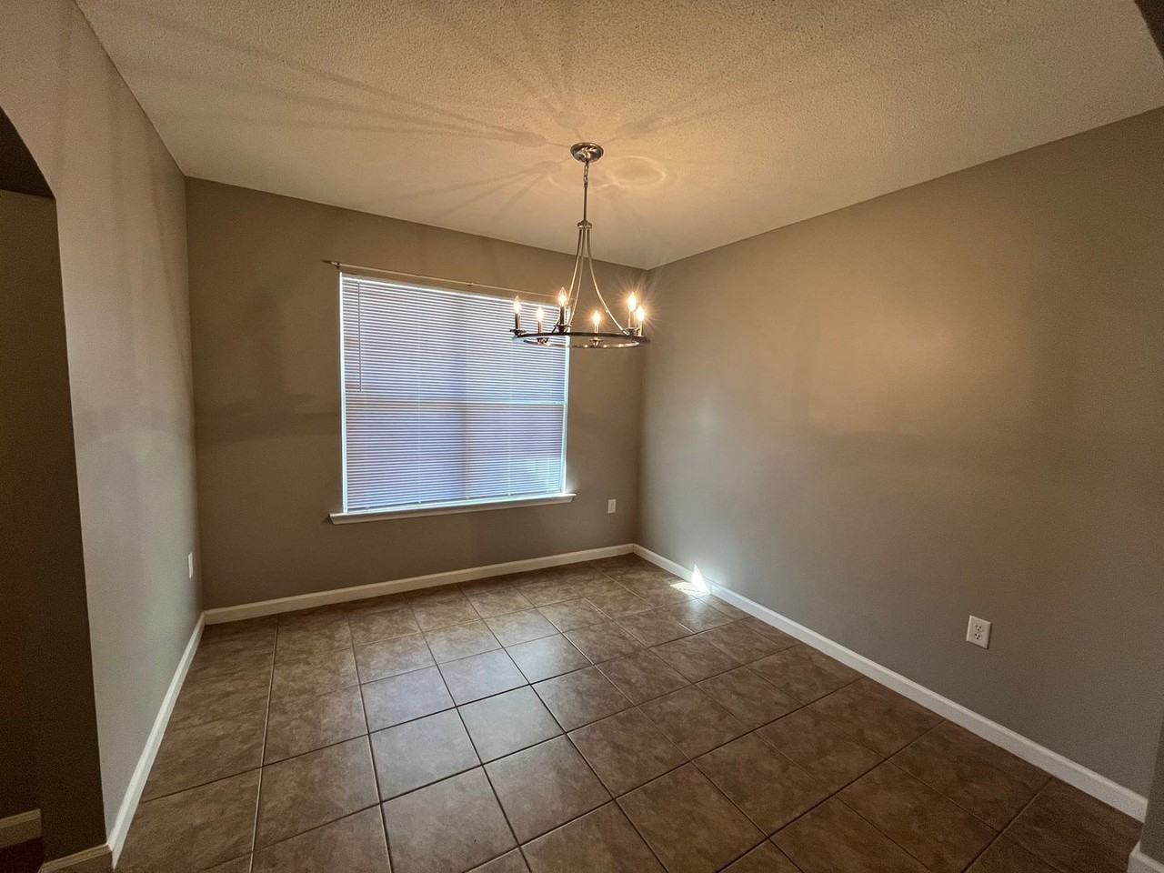 4163 Meredith Dr - Photo 2 of 18