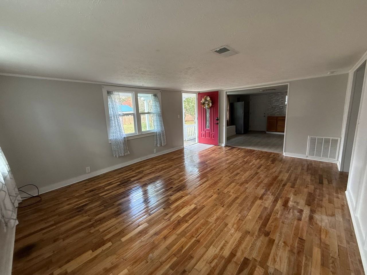 126 Fowler Dr - Photo 3 of 21