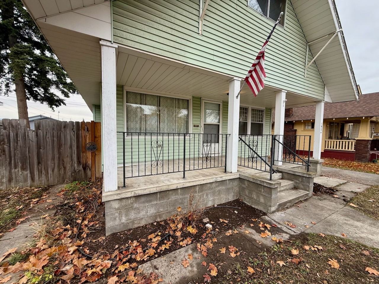 1924 E Wellesley Ave - Photo 2 of 20