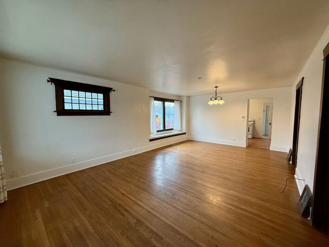 1924 E Wellesley Ave - Photo 4 of 20