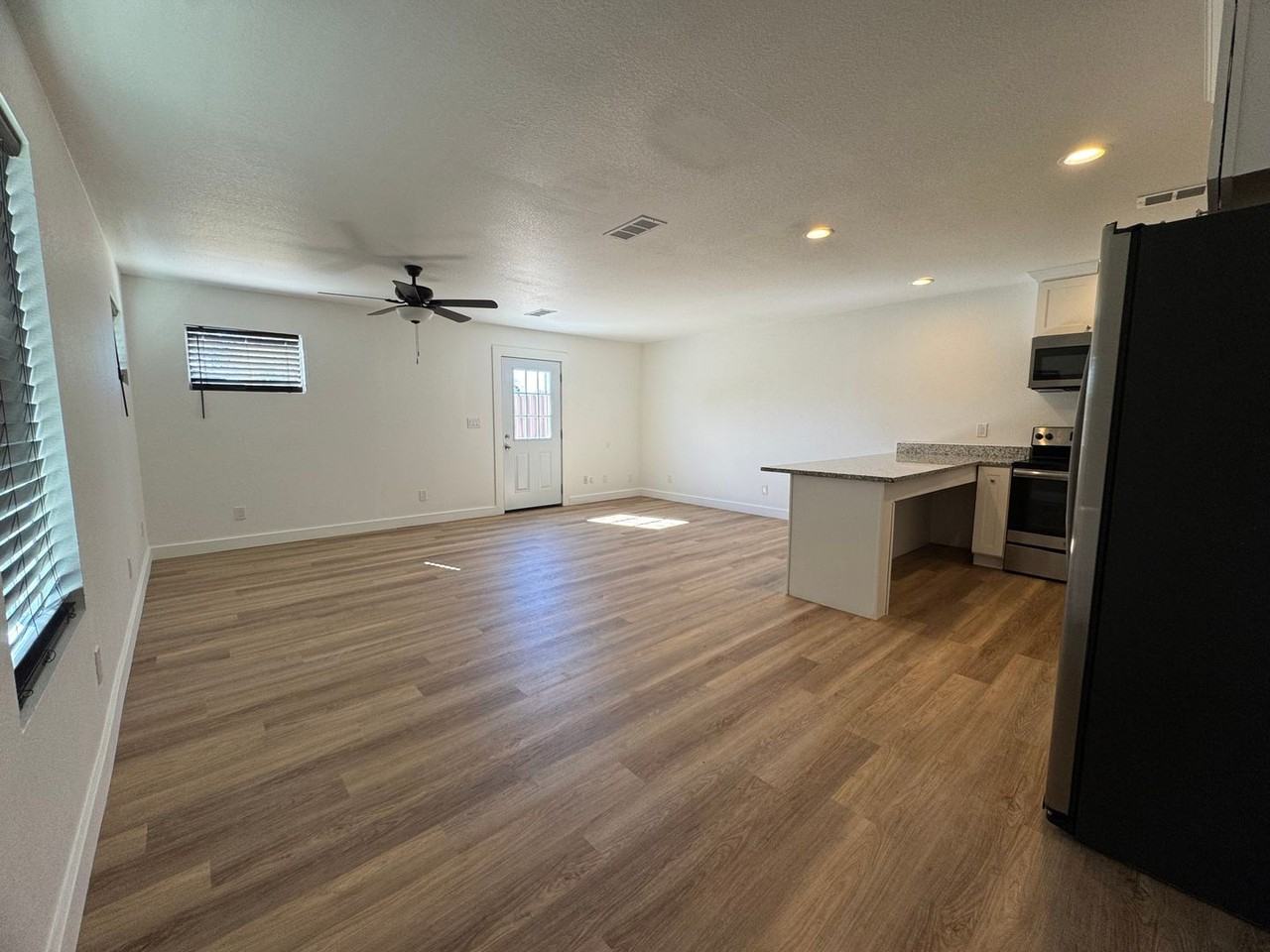 516 E Reed St - Photo 5 of 18