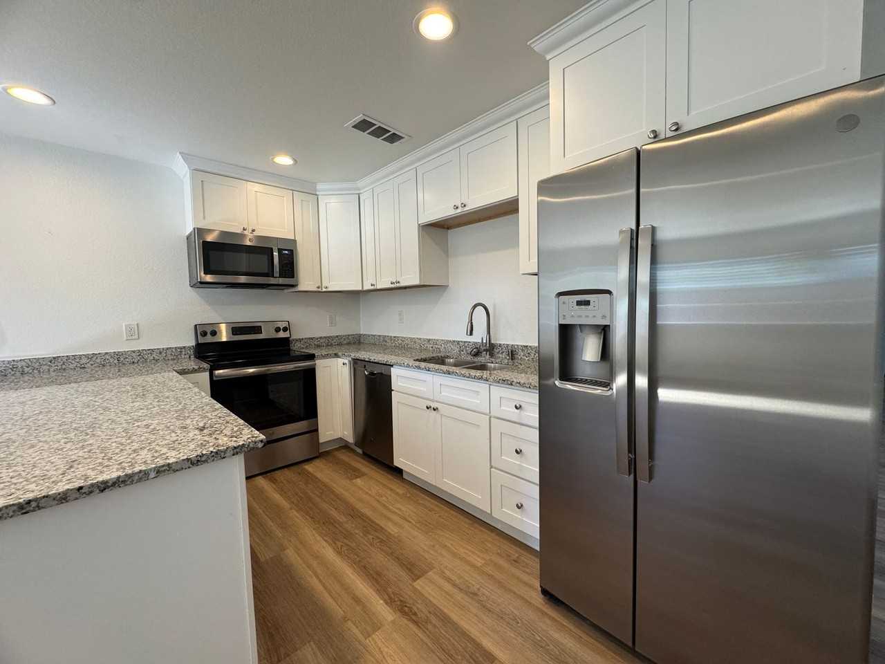 516 E Reed St - Photo 7 of 18