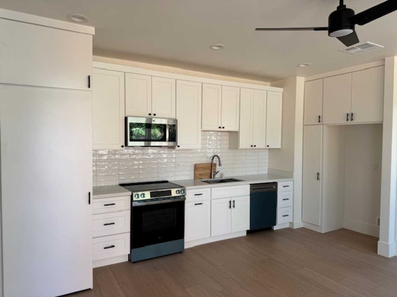 677 Whyte Ave - Photo 3 of 24