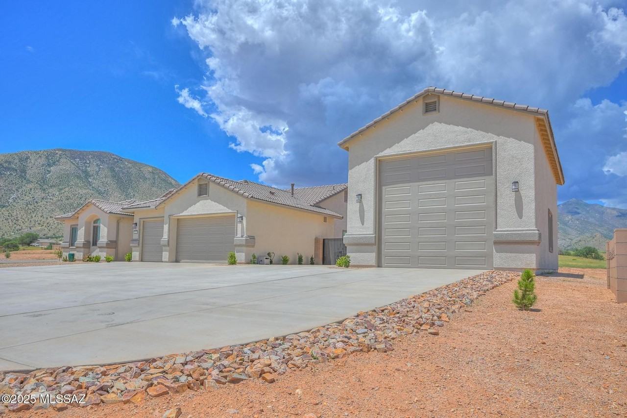 6321 East Red Oak Circle - Photo 2 of 43