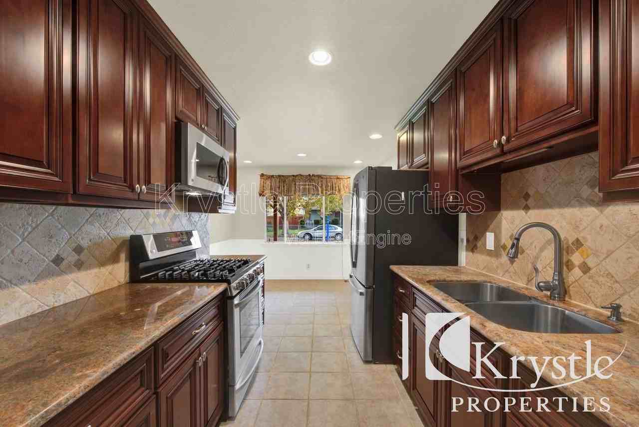 791 Rosewood Ave - Photo 6 of 24