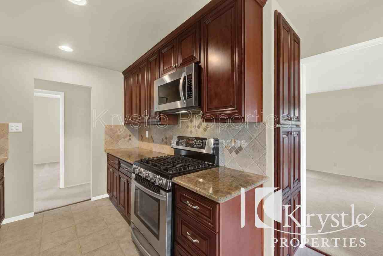 791 Rosewood Ave - Photo 7 of 24