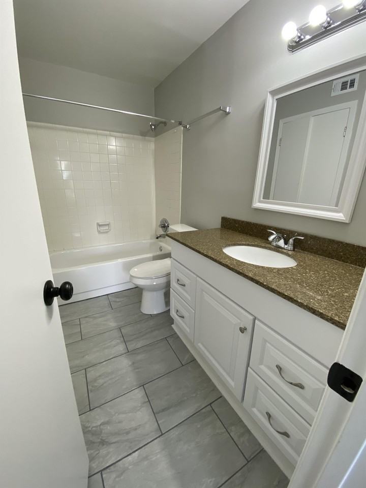 1913 16th Ave S #1 - Photo 3 of 10