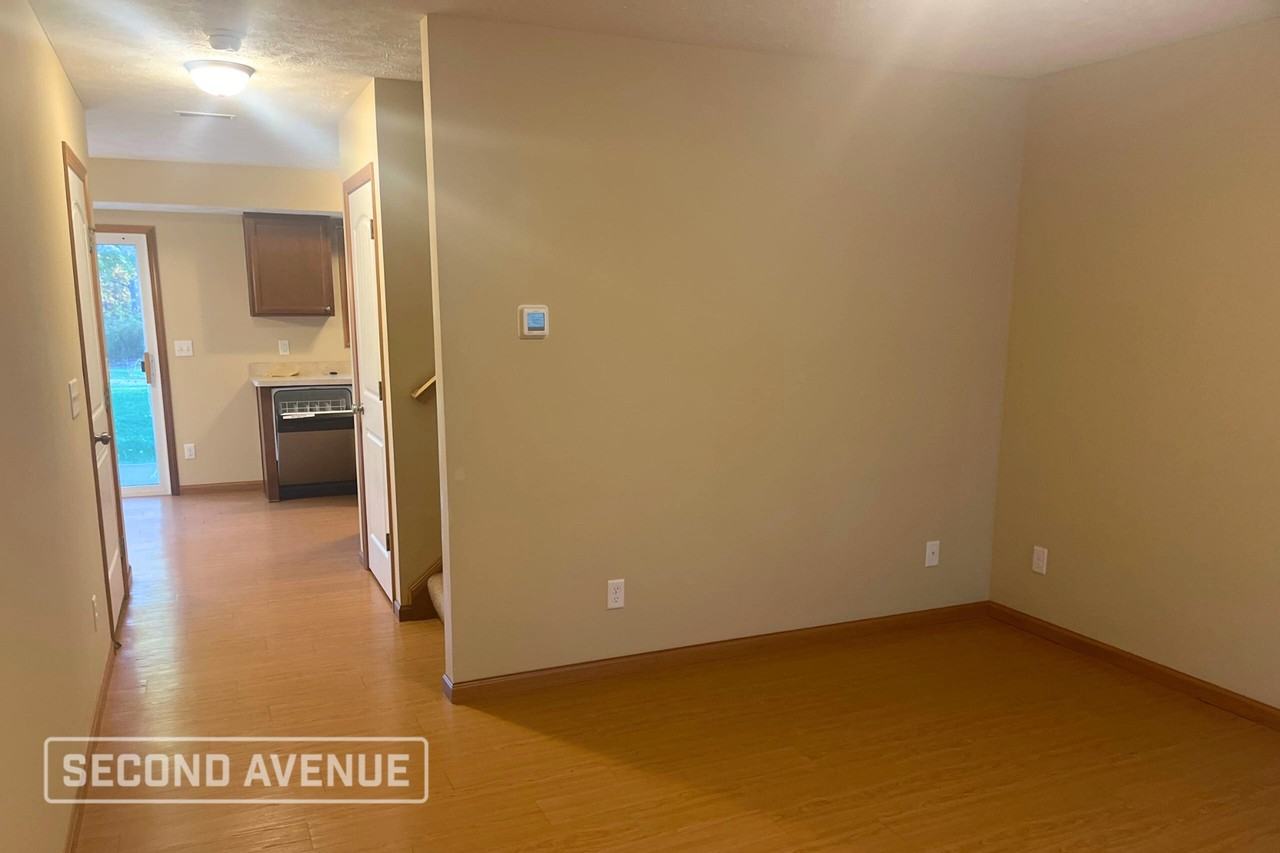 440 Stationpl - Photo 2 of 12