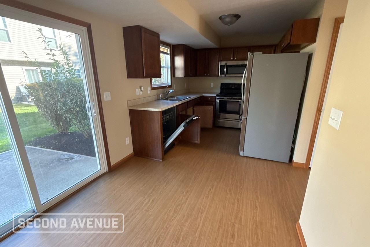 440 Stationpl - Photo 3 of 12