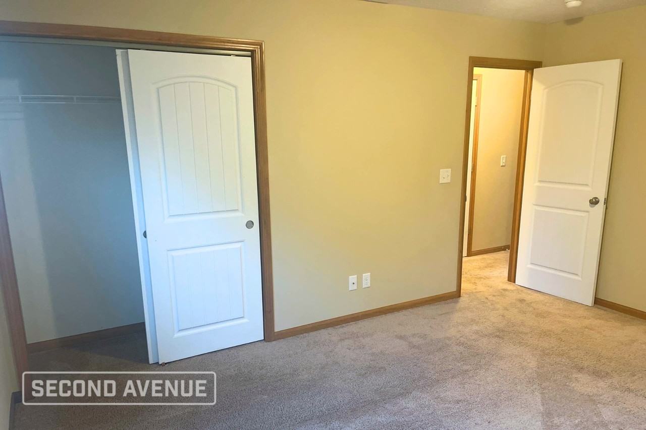 440 Stationpl - Photo 6 of 12