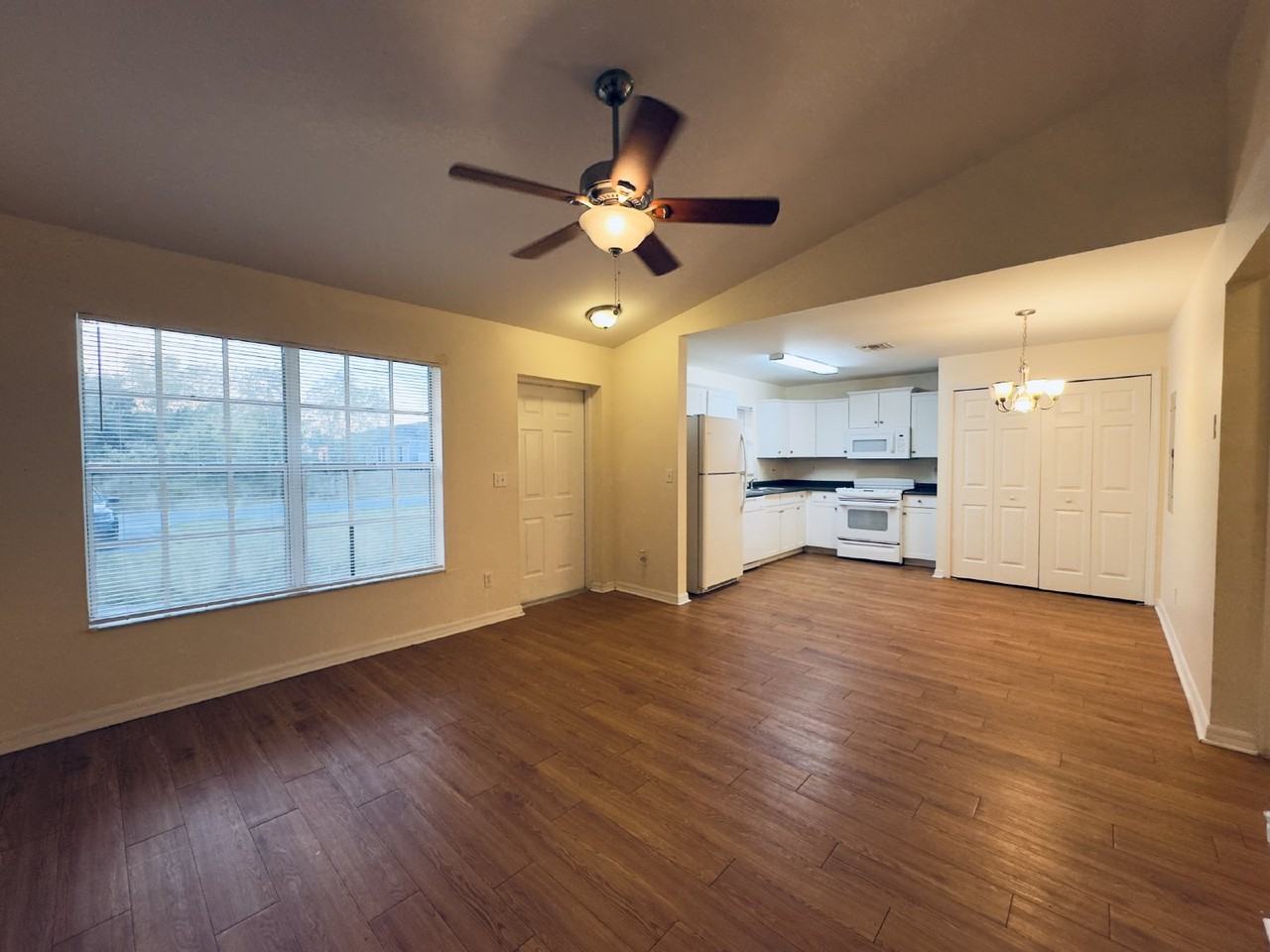 1105 Harold Ave S - Photo 4 of 31