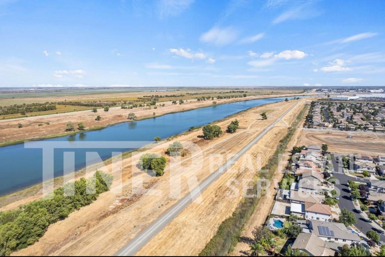 3576 Hume St - Photo 5 of 44