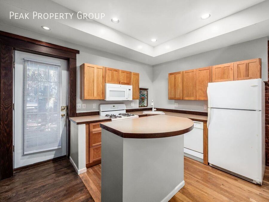 1230 Indianola Ave - Photo 4 of 28