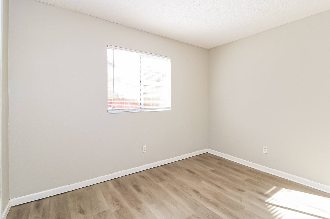 8220 Steinbeck Way - Photo 7 of 15