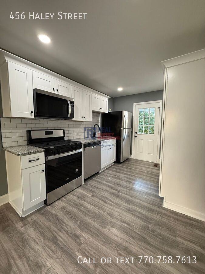 456 Haley St Se - Photo 5 of 10