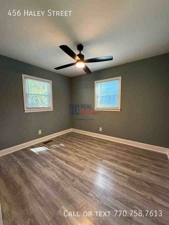 456 Haley St Se - Photo 6 of 10