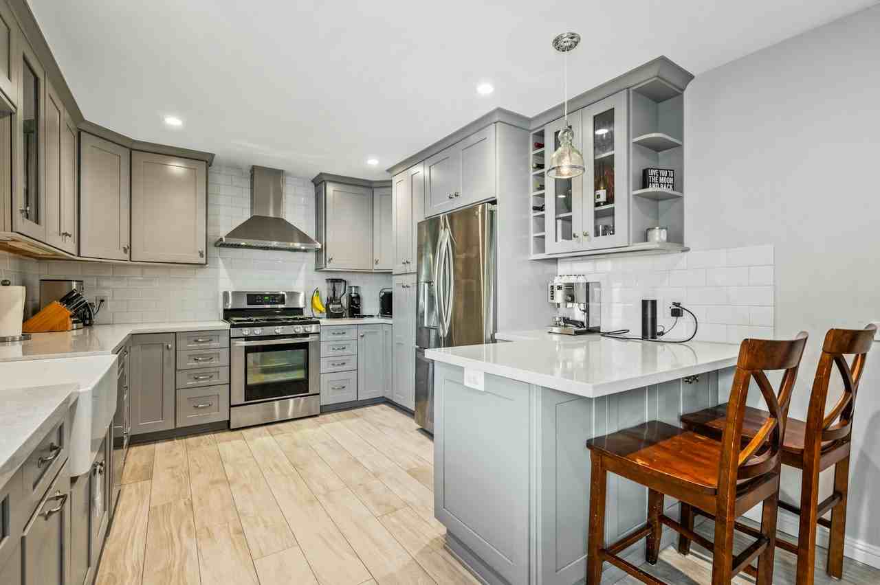 1911 Mathews Avenue, Unit 5 - Photo 6 of 33