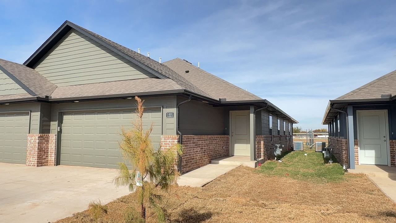 1221 Nw 113th St - Photo 2 of 21