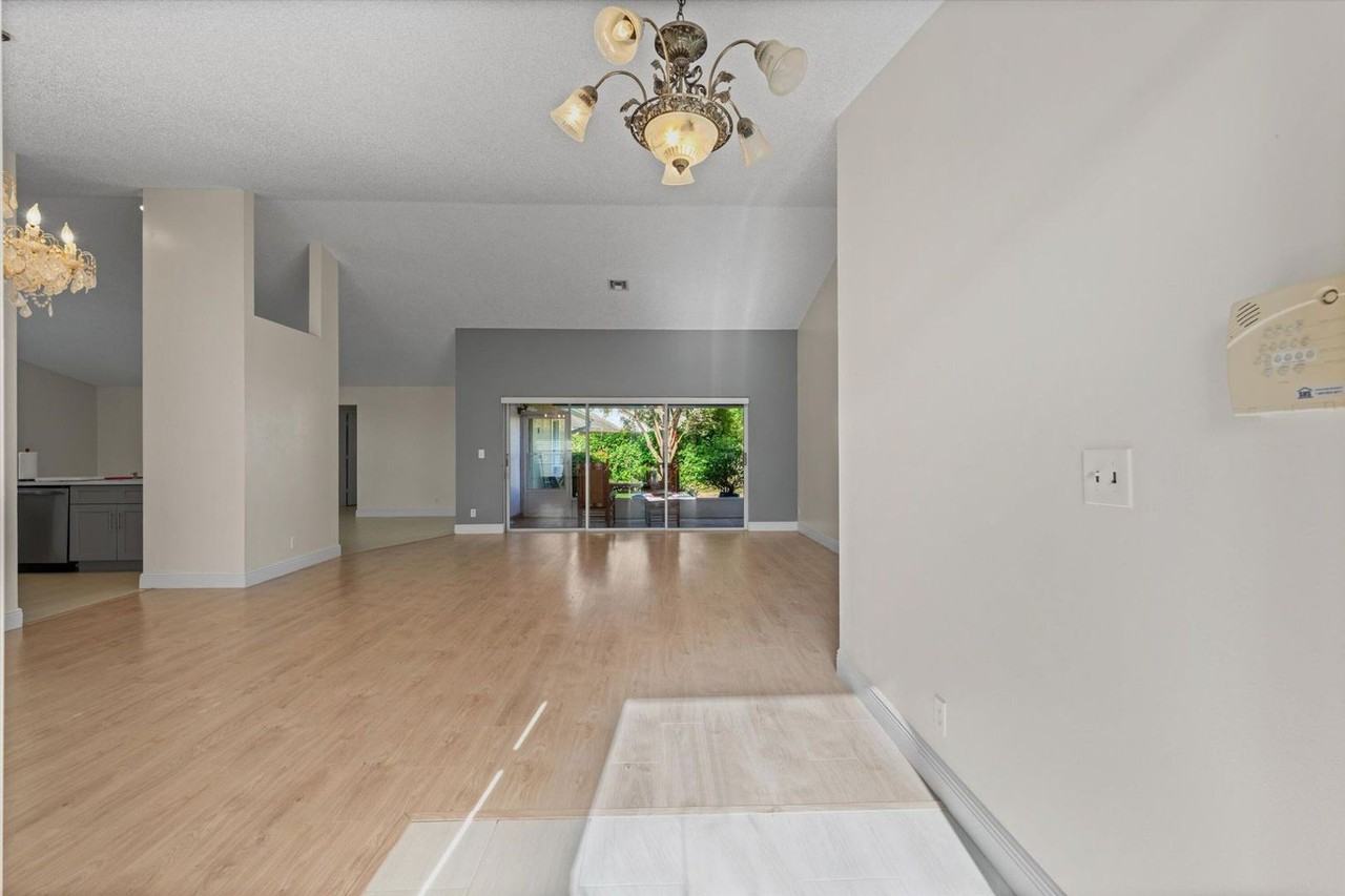 1401 Hideaway Bend - Photo 4 of 27