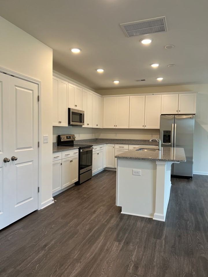 6039 Haddington Dr - Photo 7 of 32