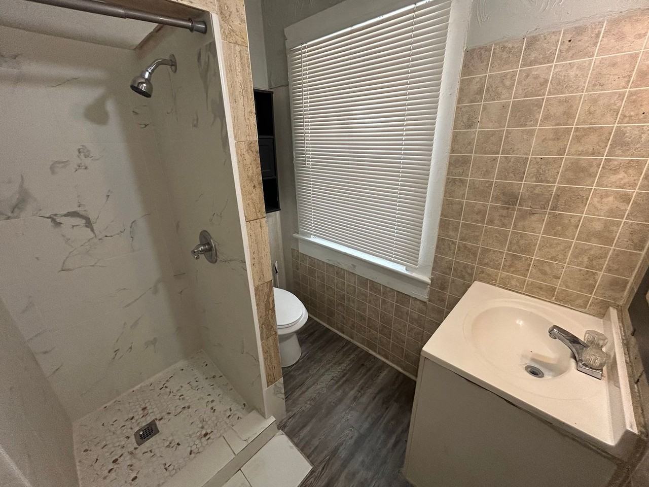 2/1 in Bradenton, so spacious and pet friendly! - Photo 3 of 33