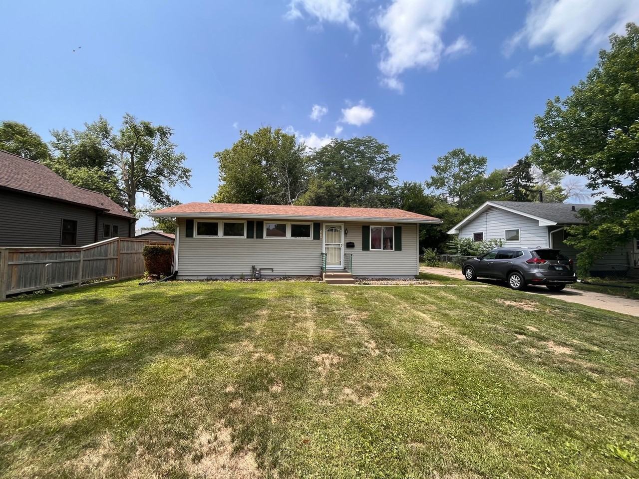 2400 31st St - Photo 2 of 16