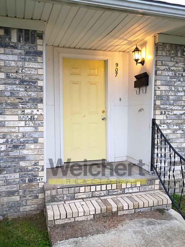 907 S 7th St - Photo 2 of 12