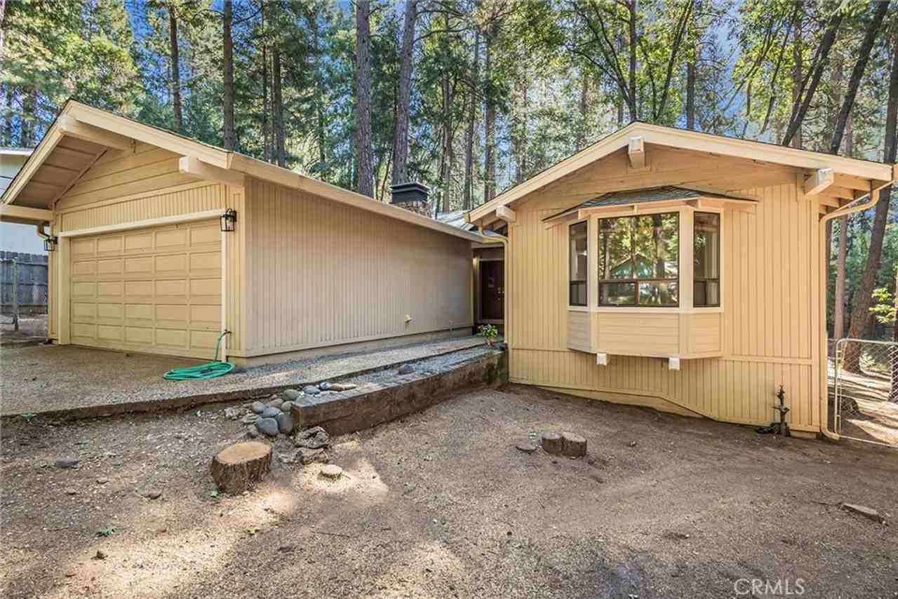 14334 Sinclair Circle - Photo 4 of 16