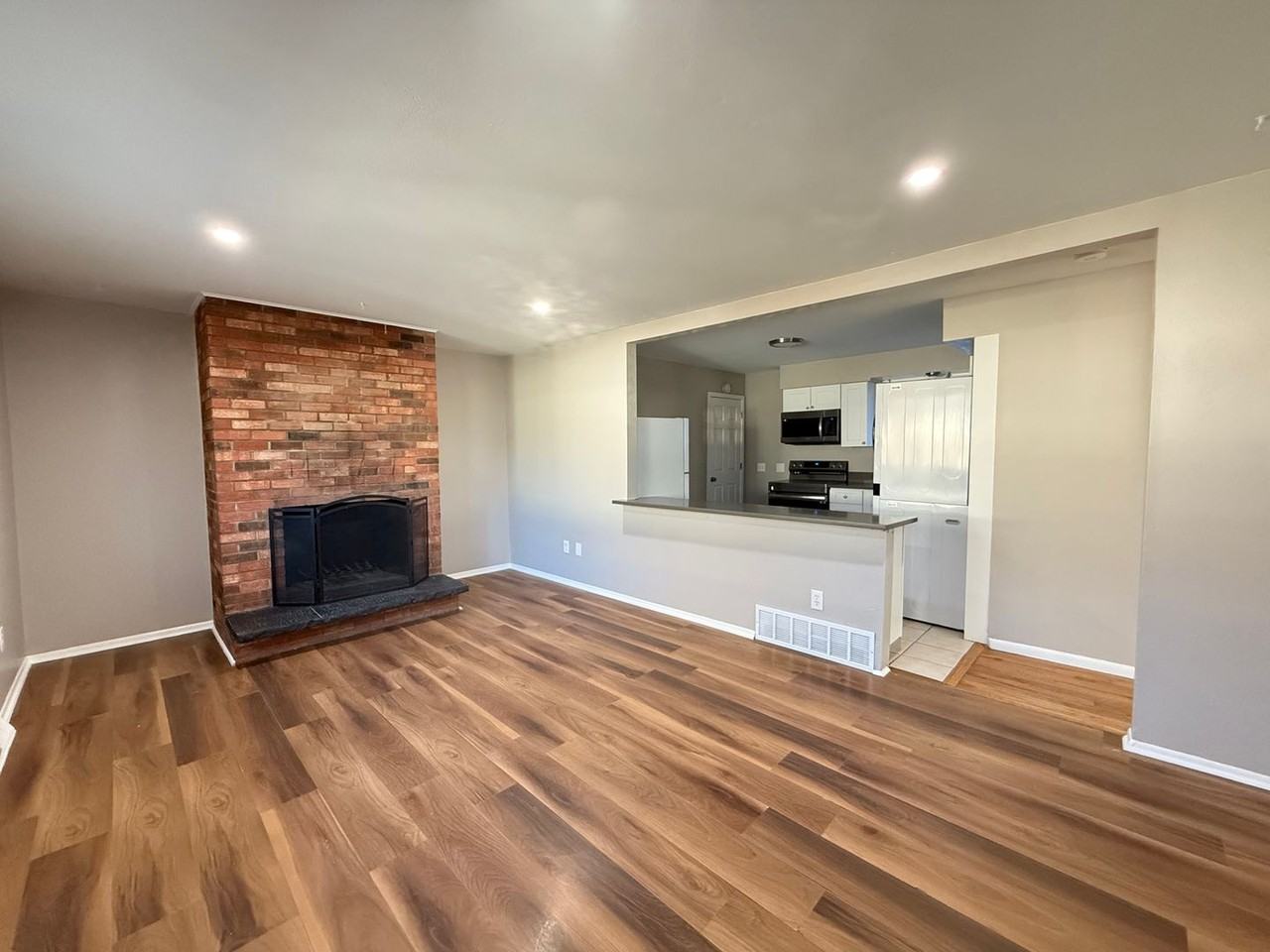 1184 Clinton St - Photo 4 of 14