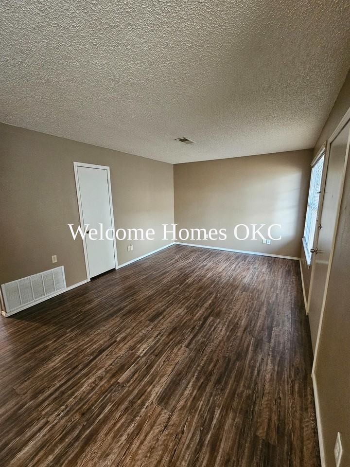 16180 Northeast 23rd Street - Photo 3 of 15