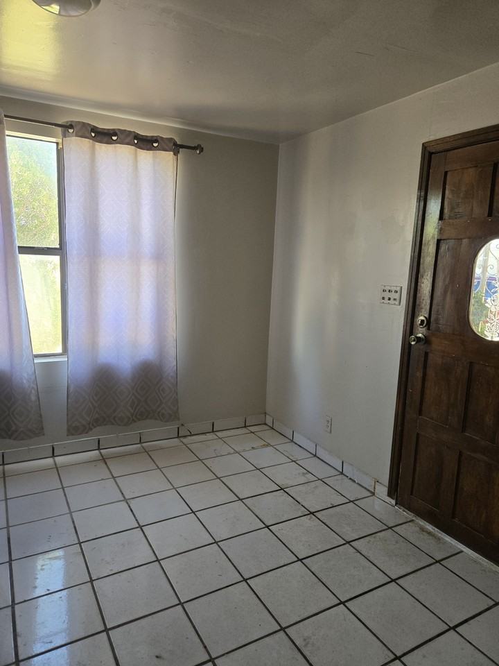 1017 North Main Avenue - Photo 2 of 6