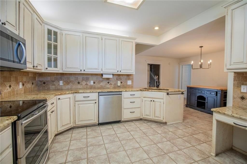 115 Nw Orchard Way - Photo 3 of 29