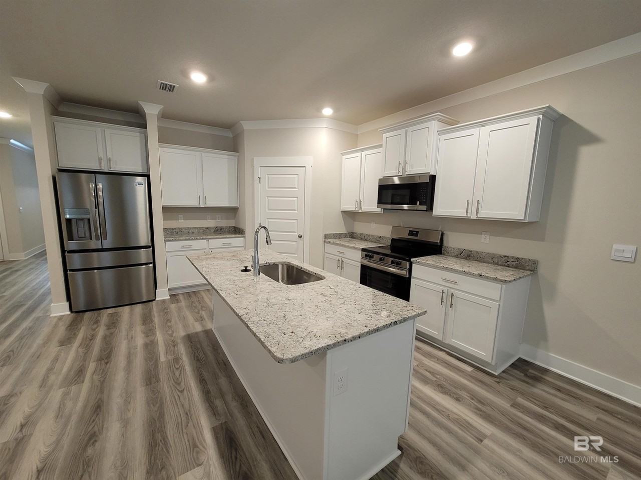 1045 Hayward Loop - Photo 6 of 19