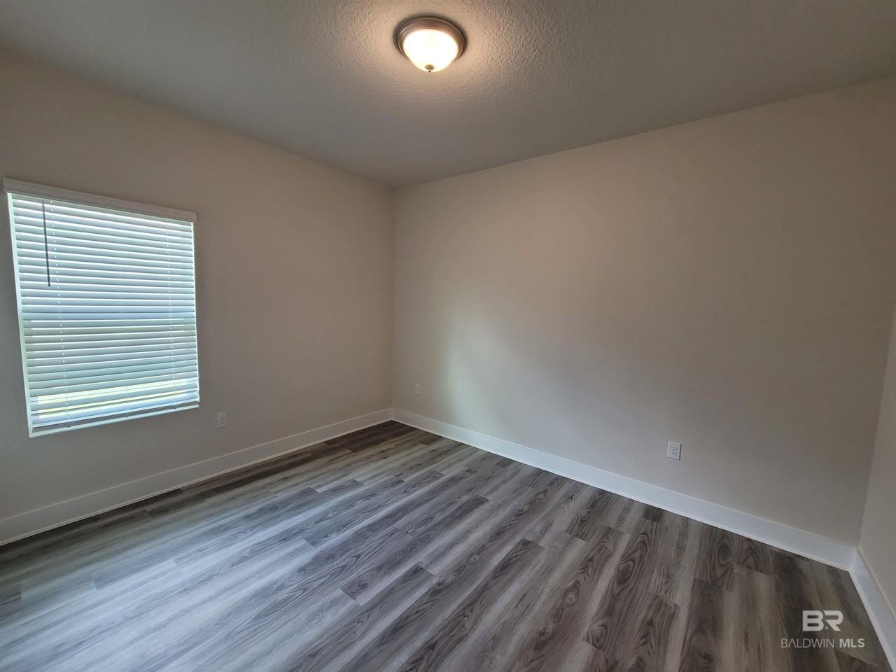 1045 Hayward Loop - Photo 7 of 19